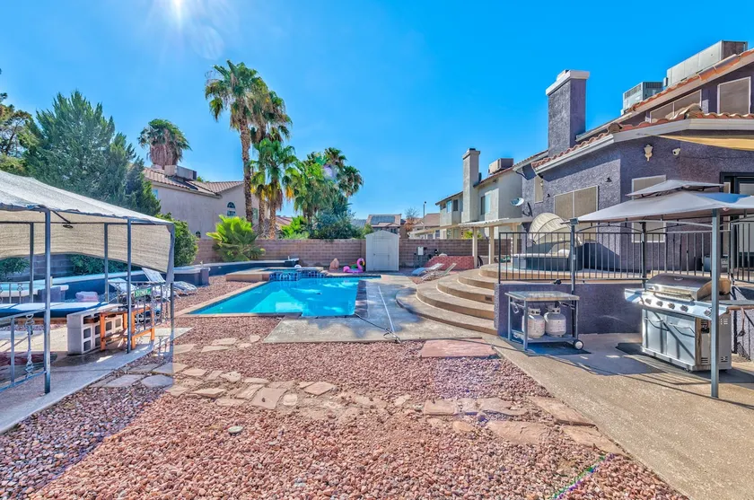 3700 sq ft home, pool, last-minute discount! - Image 1