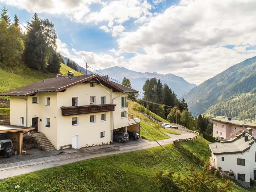 Spacious apartment on the edge of the forest - Image 1