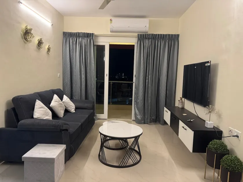 3BHK, 11th floor with sea & city views, amenities - Image 1