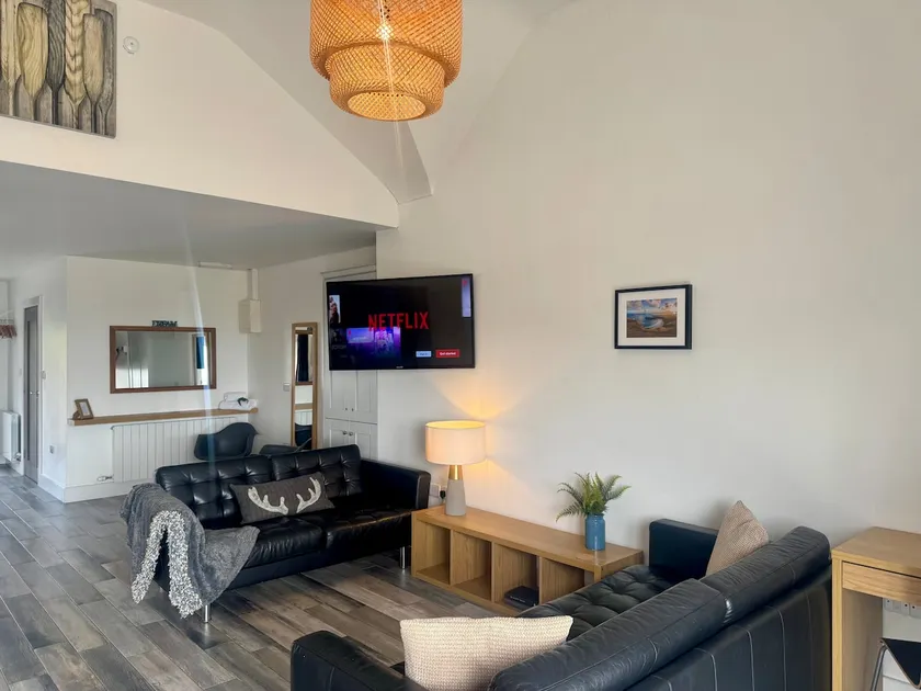Spacious Studio Style with Wifi & Parking - Image 1