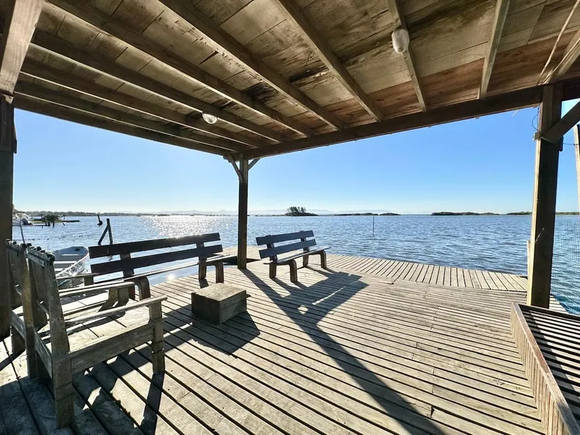 lakeside house with boat ramp - Image 1