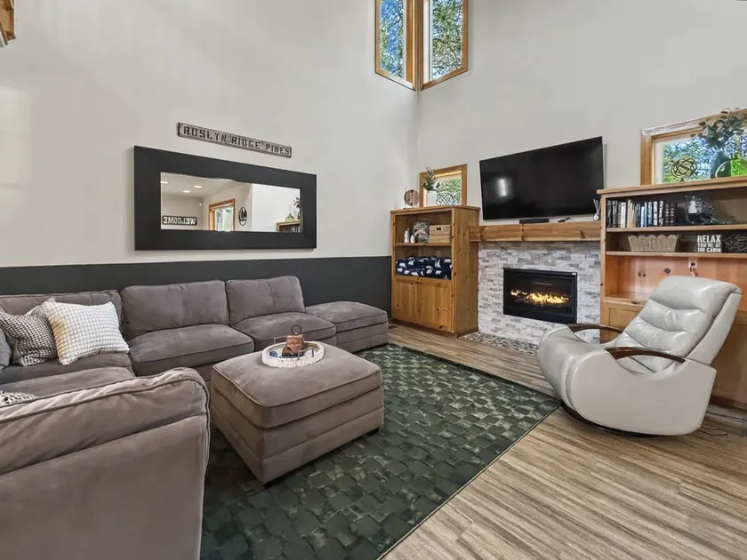 Roslyn Pines: Hot Tub, Spacious Deck, Dogs Welcome - Image 1
