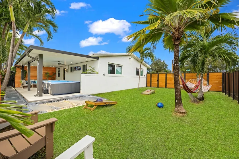 Coral For Families, Pets, Medical Stays | Hot Tub - Image 1