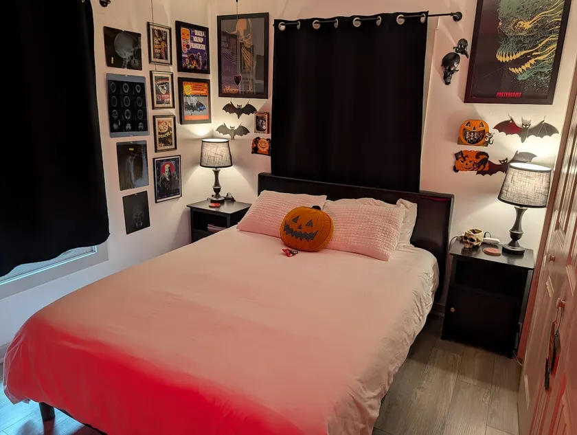 Horror Movie Hideout - Walk to Downtown! - Image 1