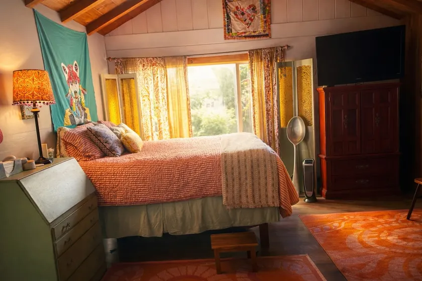 Boho Garden Studio (w/ Chickens) - Near Universal - Image 1