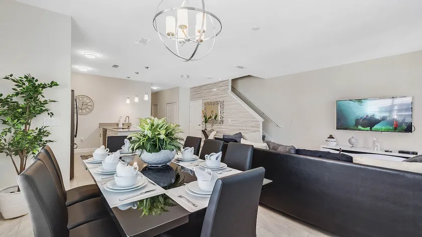 5 Bedrooms / 4 Bathrooms / Storey Lake (4813 Ml) - Image 1