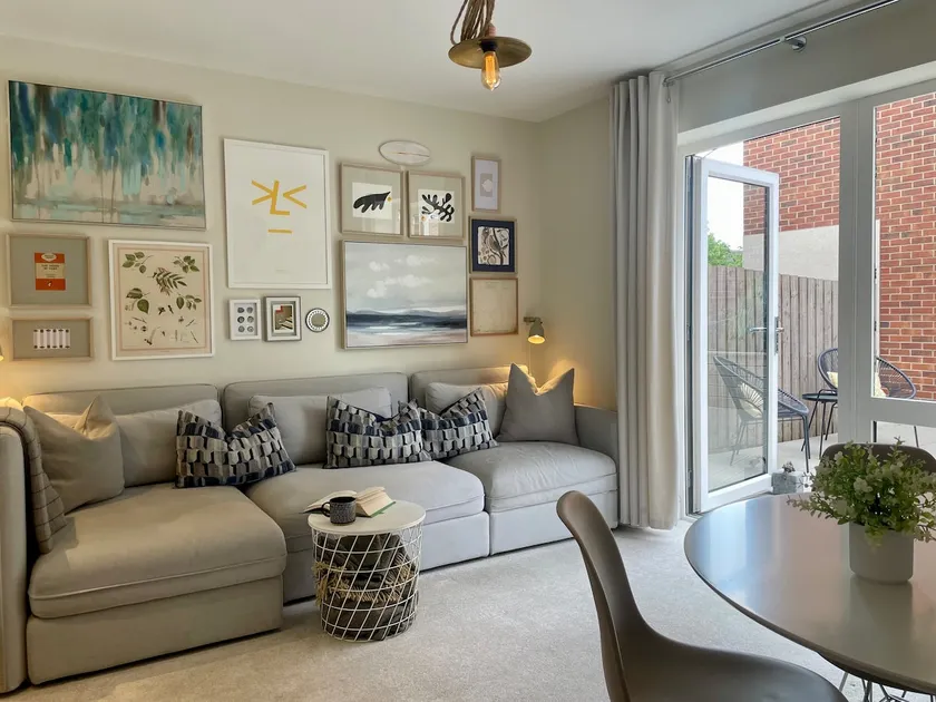 City Centre Townhouse with Private Parking - Image 1