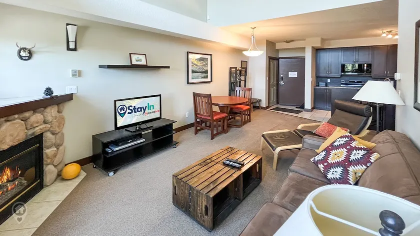 Top Floor Condo with Stunning Mountain Views - Image 1