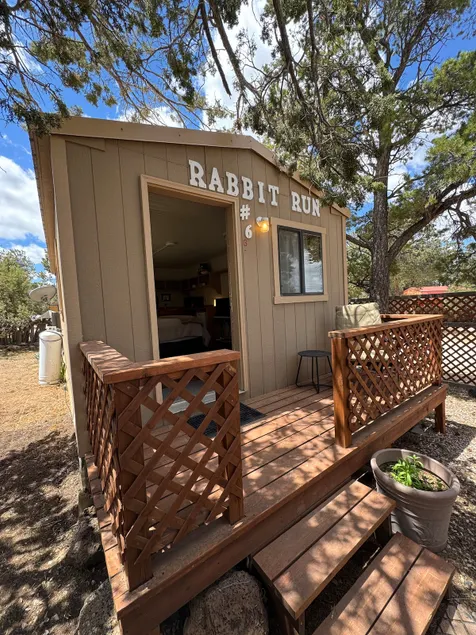 Cabin#6 Full Amenities, Large Shower & Fenced Yard - Image 1