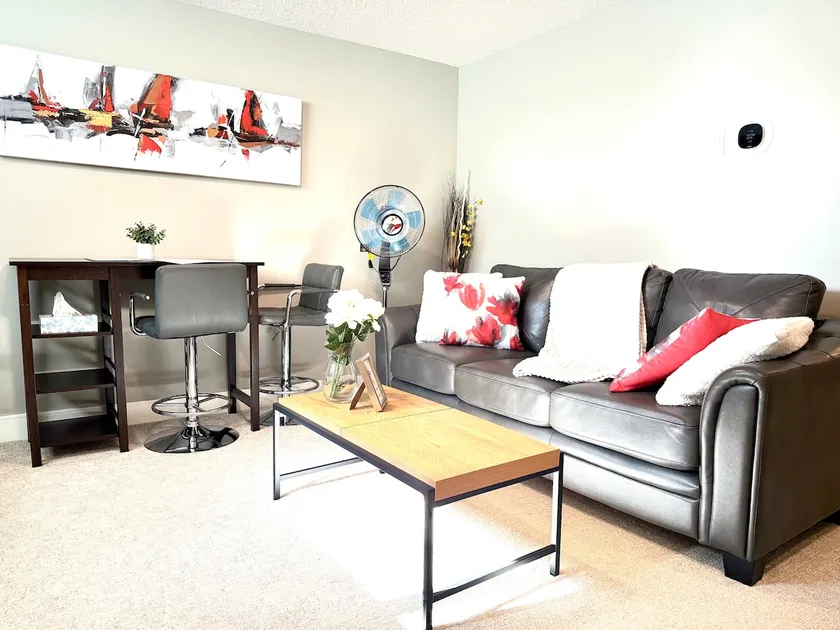 Private Guest Suite close to |UofA |Whyte Ave |Downtown - Image 1