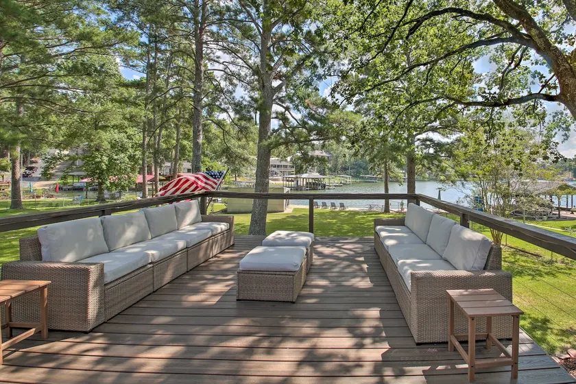 Deck, Fire Pit: Waterfront Lake Hamilton Home - Image 1