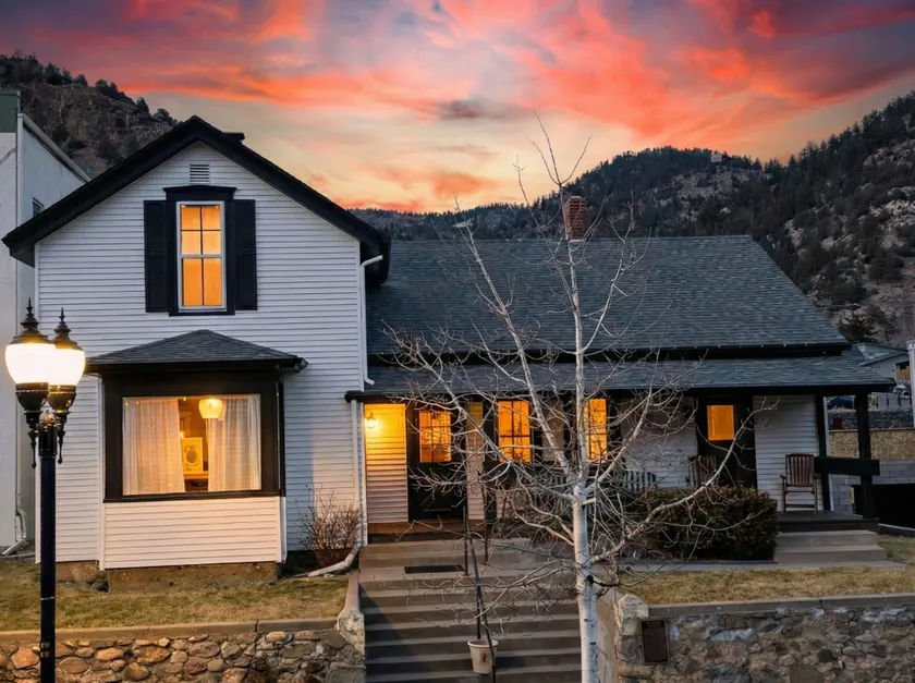 Historic Home steps from Downtown shops Sleeps 8. - Image 1