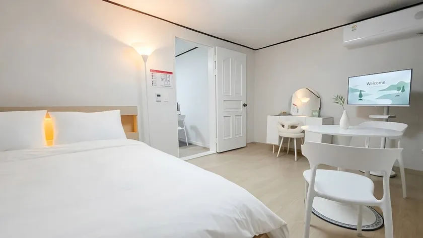 [5-minute walk from Songjeong Station] 3 minutes to Gimpo Airport | Hongdae, Myeong-dong, Yeouido, DDP | Private two-room with 2 beds · Family - Image 1