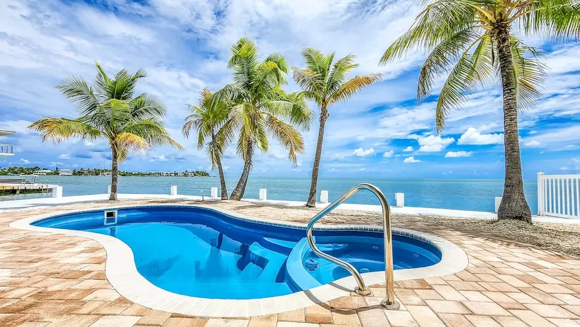 Dahingefegt – 3 Schlafzimmer/2 Badezimmer Keys Rückzugsort mit Pool, Steg & Atemberaubendem Blick auf offenes Wasser - Image 1