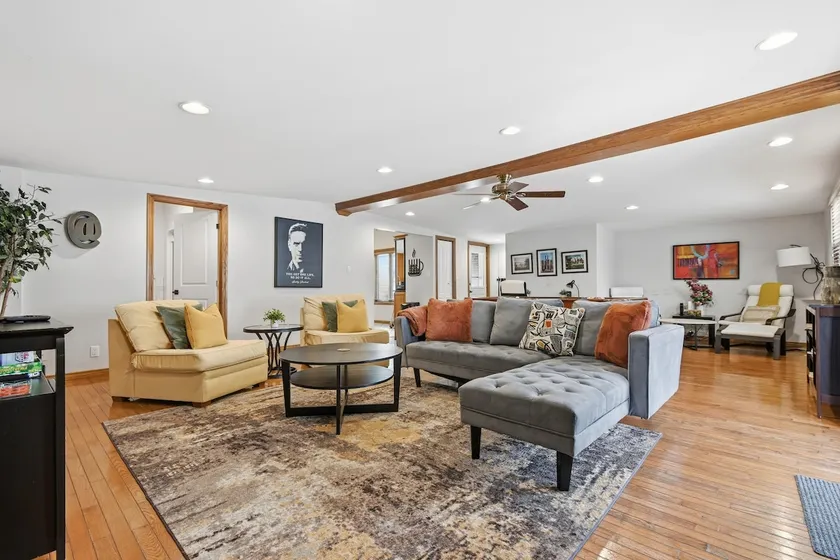 A Spacious Escape: Pool Table, Patio & Big Kitchen - Image 1