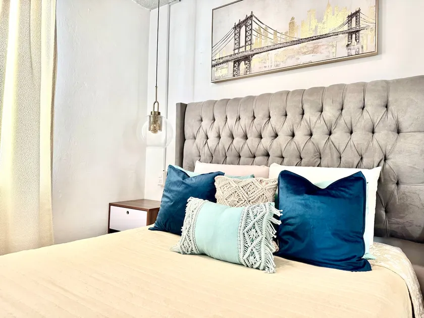 4 bedroom house - 8 people, free parking - Image 1