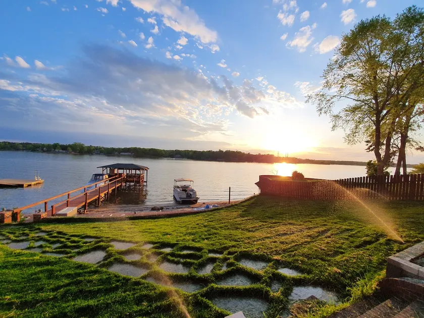 Spacious Lakefront | 5 King Beds + Hot Tub & Sauna - Image 1