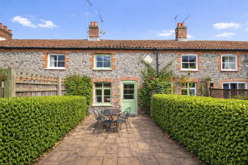 A delightful riverside cottage, fabulous location! - Image 1
