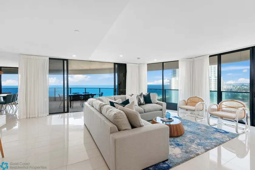 Oceanview 4 Bedroom Apt in the heart of Broadbeach - Image 1