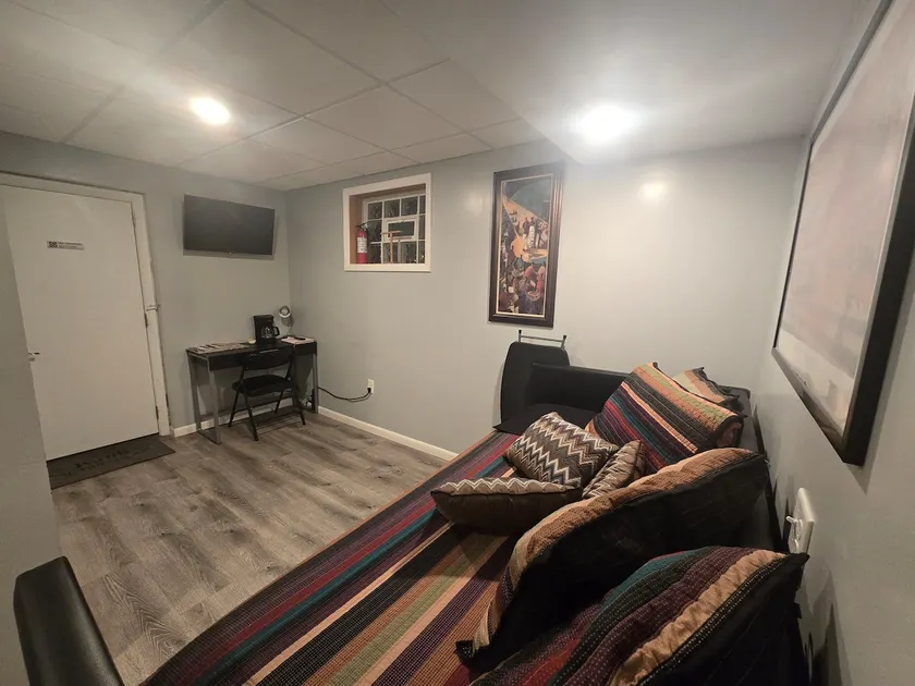 Cozy Stand Alone Studio-Free Parking Walk 2 Dwntn. - Image 1
