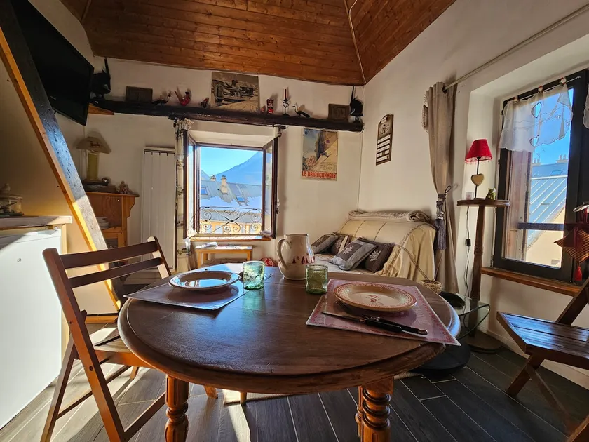 Atypical Duplex Type Cottage/Shelter Downtown - Image 1