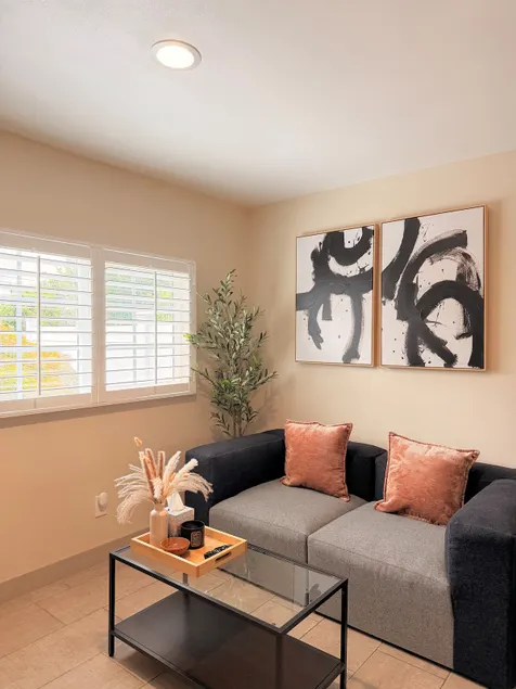 Cozy Guesthouse, Short Walk to Convention Center - Image 1