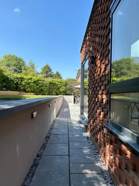 Lovely, large home- 5 bed - 4 bath -private drive - Image 1