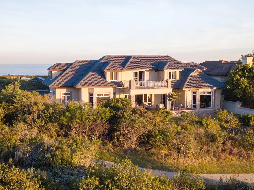 Pezula Magic Retreat - 4 Bedroom Home with Inverter - Image 1