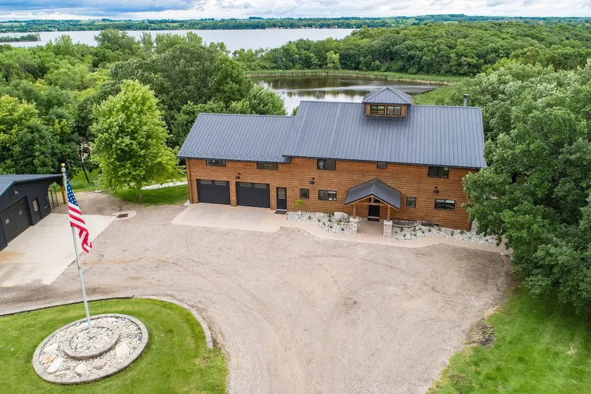 The Gathering Lodge is a relaxing, private log house with a stunning view. - Image 1