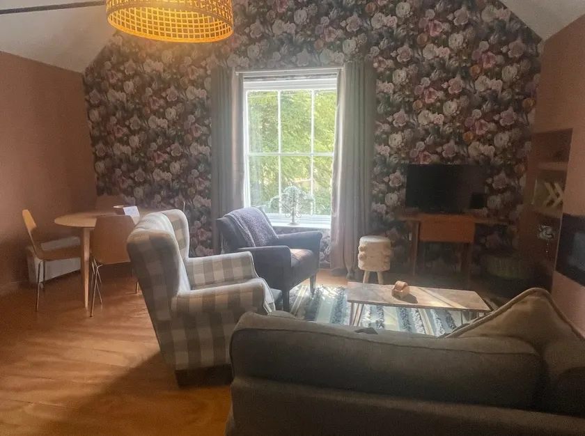 Top House-stylish property in village location - Image 1