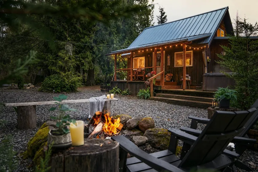 Wandering Bear: Cozy, Pvt Hot Tub, Sauna & Rainier - Image 1