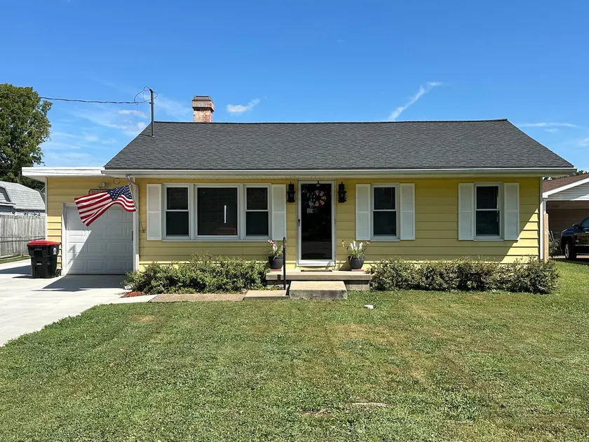 Newburgh Yellow Comfy Cottage - Image 1