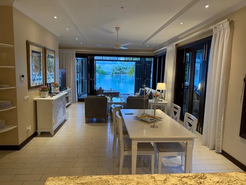 3 bedroom waterfront apartment with stunning views - Image 1