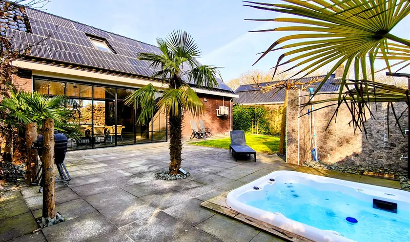 Modern luxury forest house with garden room, bar & Jacuzzi - Image 1