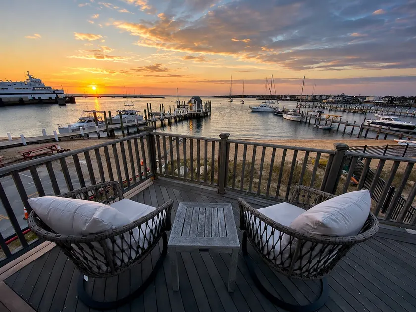 WATERFRONT Cottage, Downtown w/ Beach - Image 1