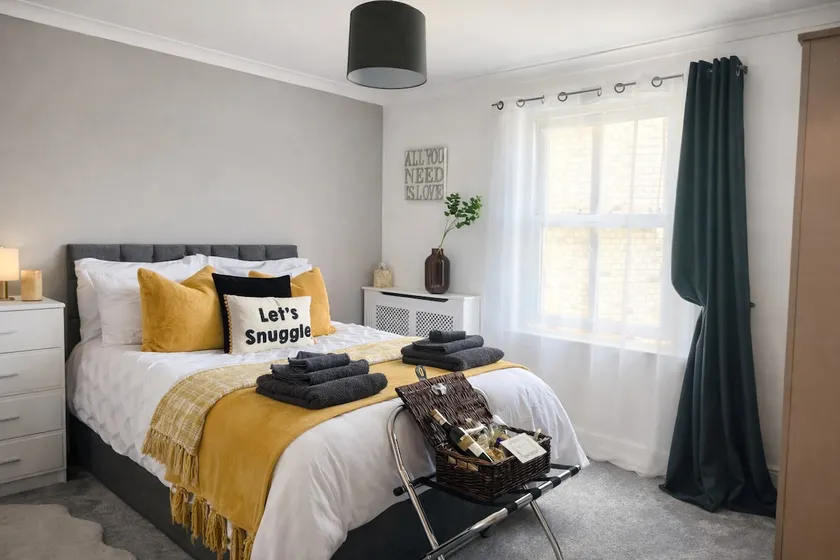 Centrally Located a Home from Home - Free Parking - Image 1