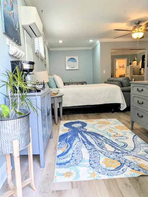 Beautiful Private entry & yard, non shared space. - Image 1