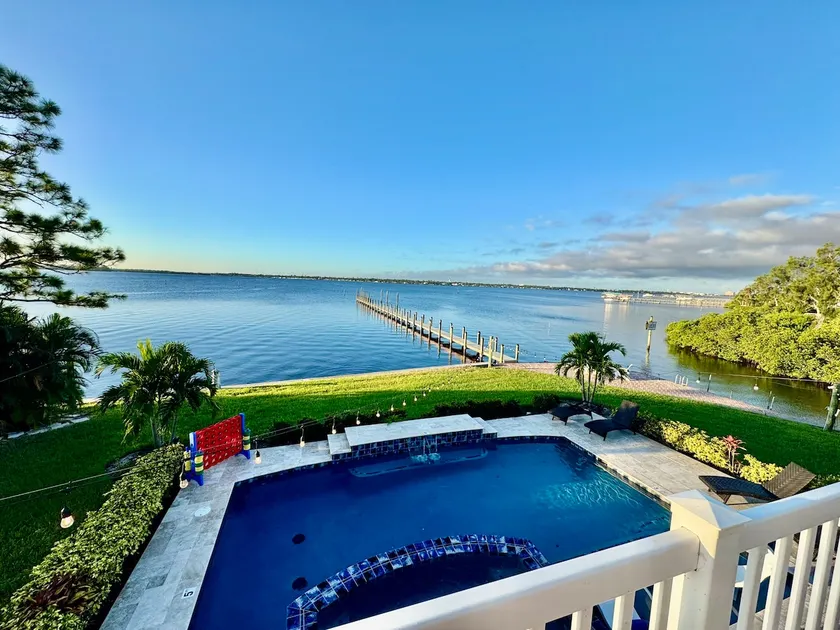 The Blue Heron Riverfront Retreat - Image 1
