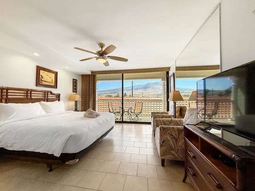 Lahaina Studio: Beachfront, Mountain View, Hot Tub - Image 1