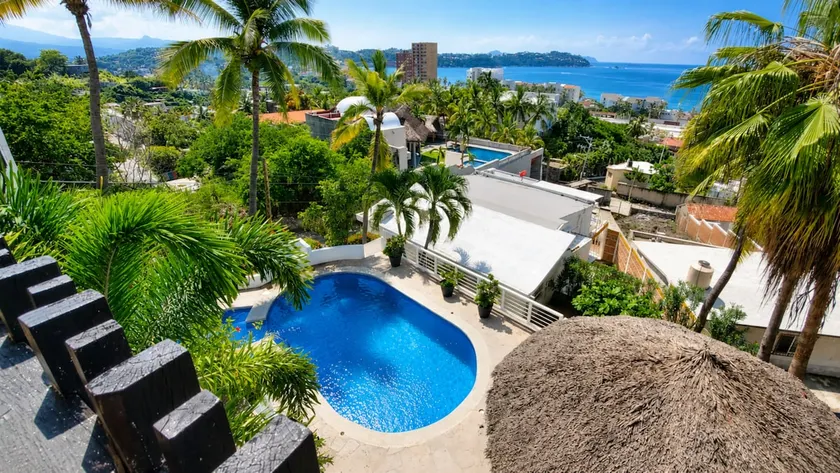 Spectacular views of the bay + Pool + Parking - Image 1