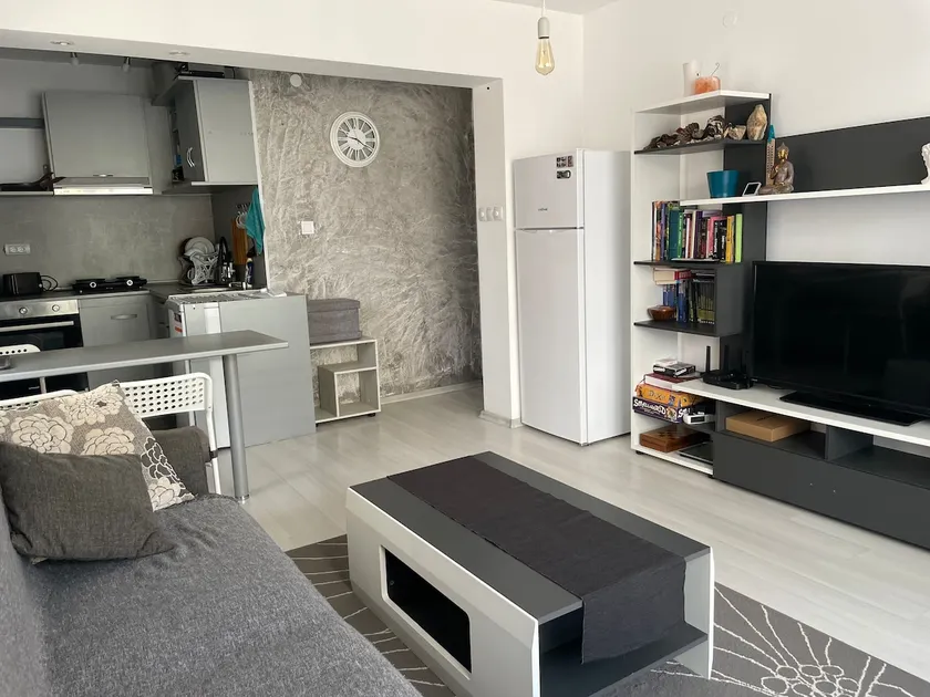 Elena & Simeon's Cozy Apartment - Image 1