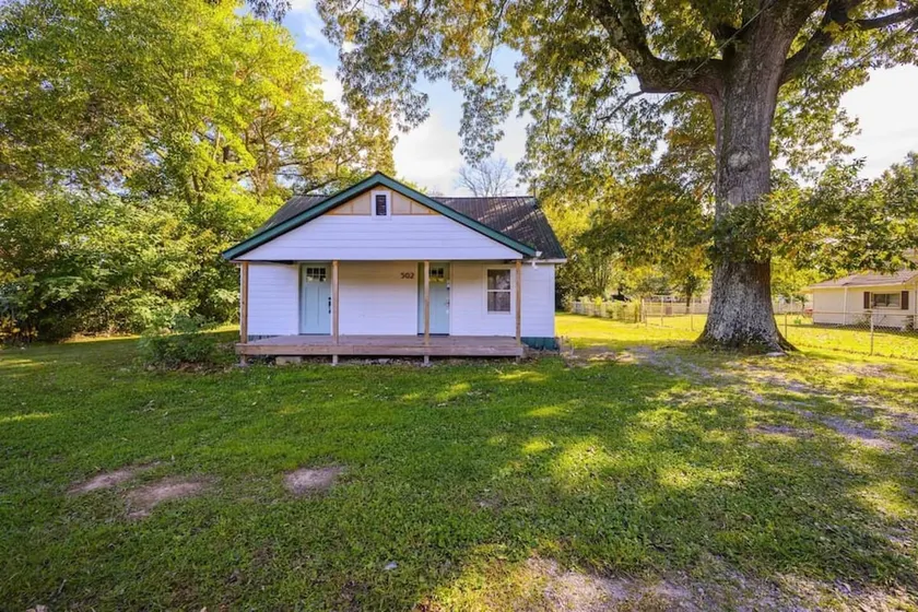 3 bed 2 bath Renovated Home Near the Lake - Image 1