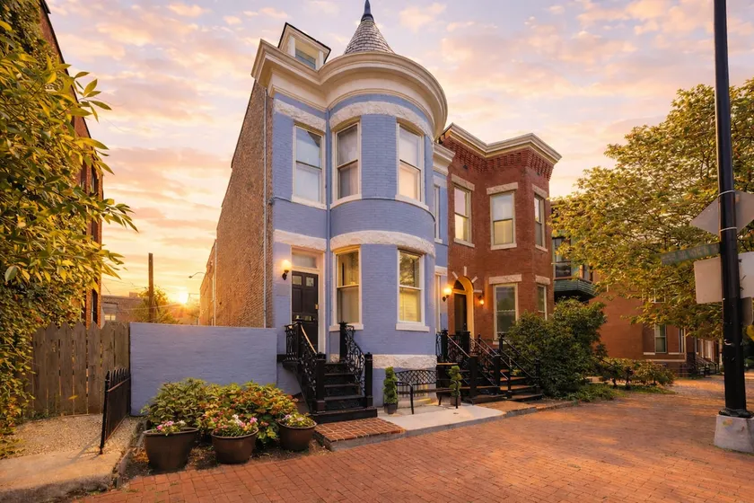 9 Windows, Walk to Everything, Free Parking - Image 1