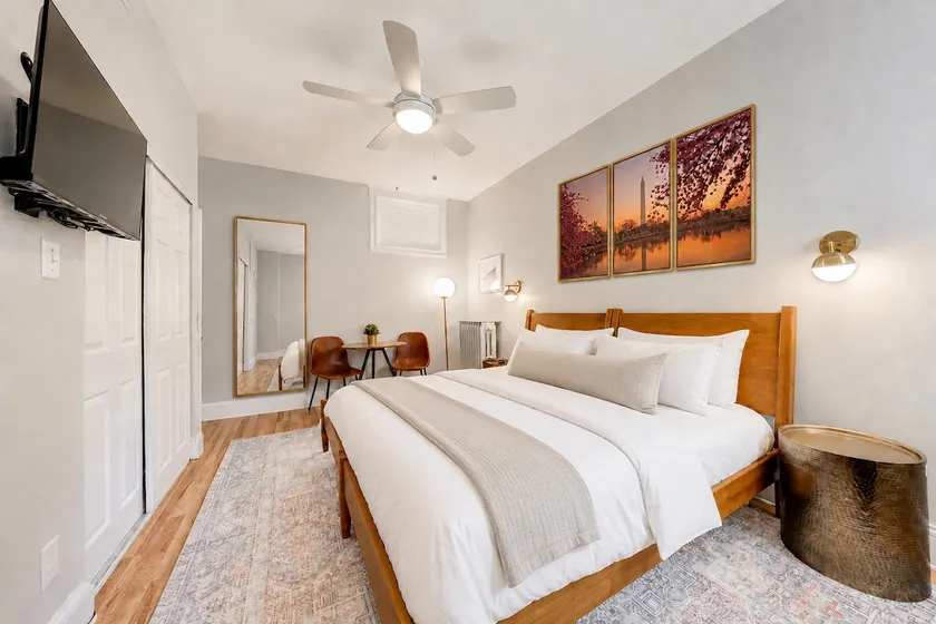 King Bed Studio | Walk Everywhere | Free Parking - Image 1