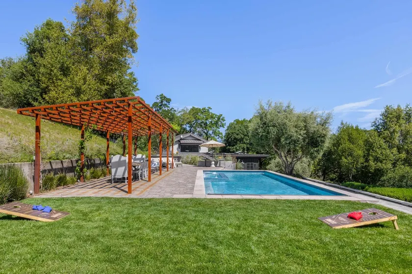 Family Fun in Glen Ellen: Pool, Hot Tub & Pickleball! - Image 1