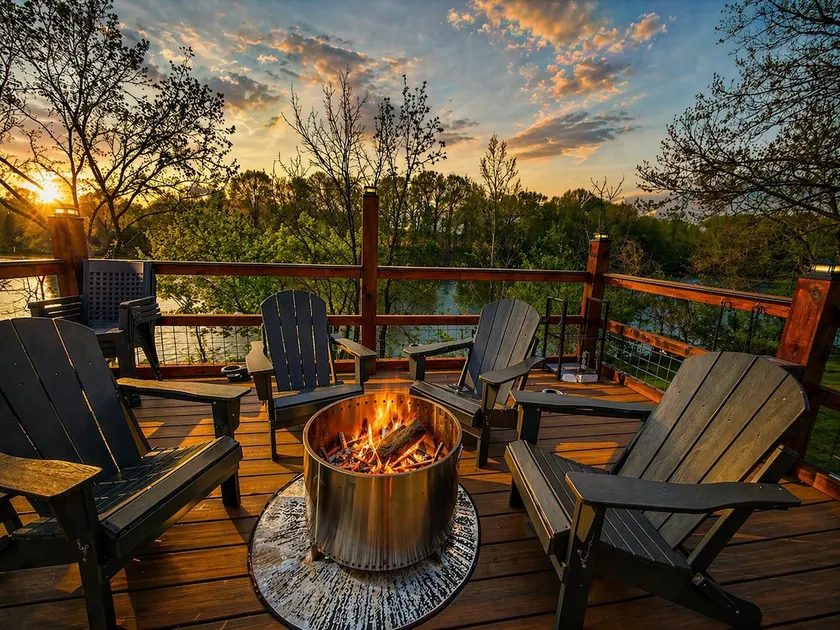 Lakefront, Min. to distilleries, Hot Tub, Fishing - Image 1