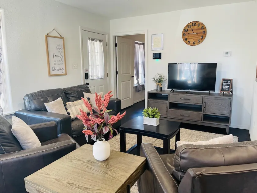 The Coffee House: 1 bedroom unit with free WiFi - Image 1