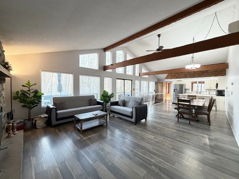 HUGE, 2 Living Room, Movie Theater, Pocono Escape - Image 1