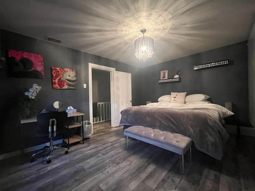 King bed, no cleaning fees, dedicated parking - Image 1
