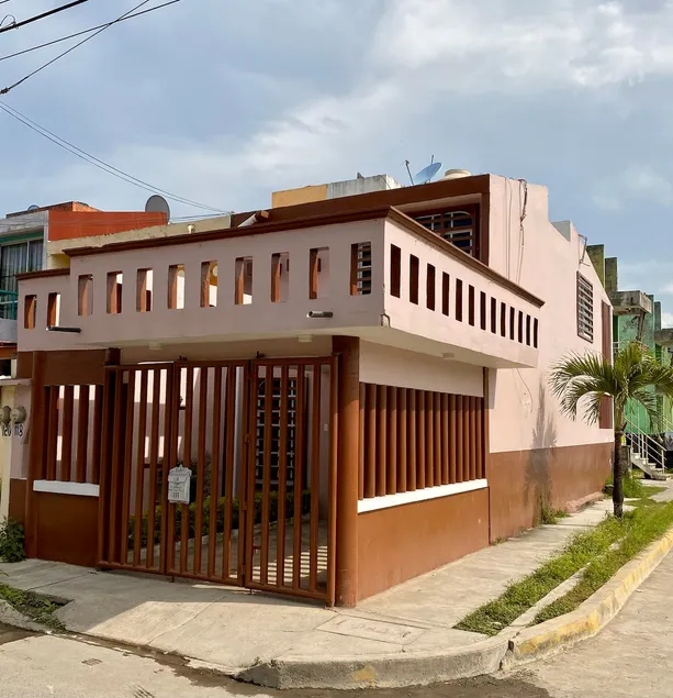 House near the beach by car and public transportation - Image 1